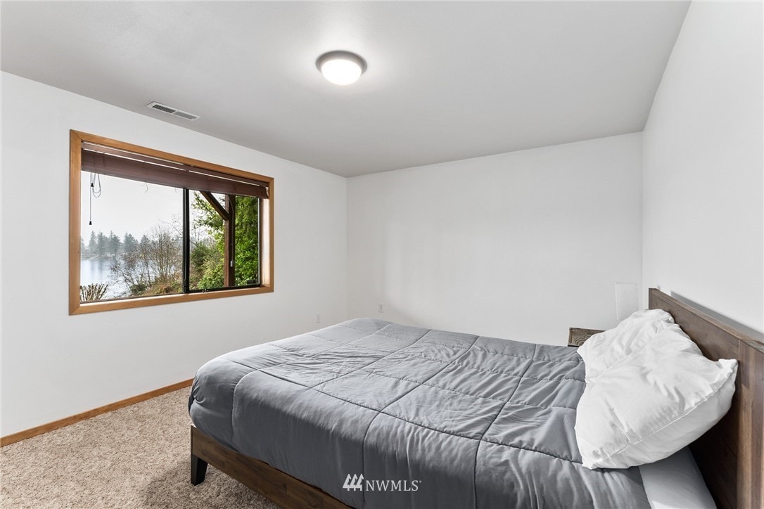 По - надолу по улицата