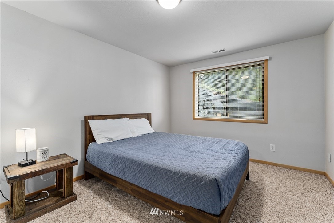 По - надолу по улицата