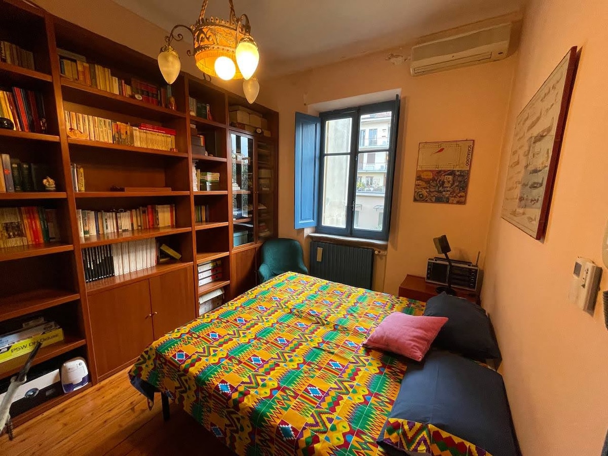 استرخ في غرفة نومنا الجذابة، التي تضم رف كتب واسع مليء بمجموعة واسعة من الكتب، ويوفر إطلالة مبهجة على الحديقة الداخلية الهادئة.