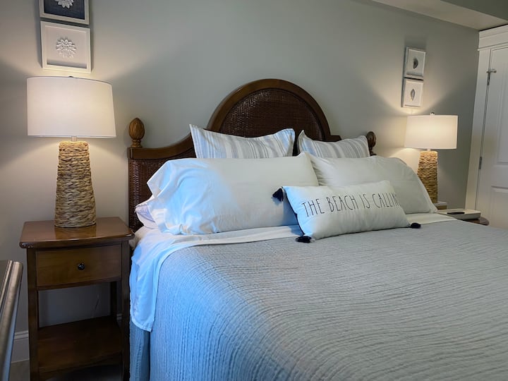 Добре дојдовте во мирна ноќ на овој брачен кревет (широк 150-179 см). Го облековме вашиот кревет со хотелски квалитет, нова мека постелнина и ќебе во штала за грнчарство.