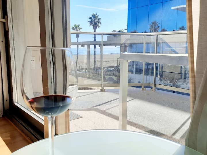 Puedes disfrutar de tu vista al mar desde el balcón o incluso desde el sofá de la sala de estar.