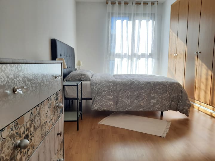 Dormitorio con cama tamaño queen (160x200 cm) y un gran armario empotrado.