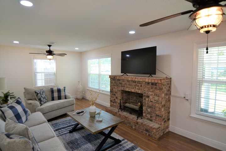 The Indoor Pool House! - Deer Park, TX