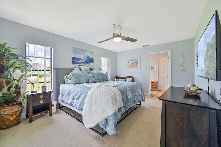 חדר שינה ראשי מיטת קינג סייז/חדר רחצה צמוד עם מחוון לבריכה/lanai