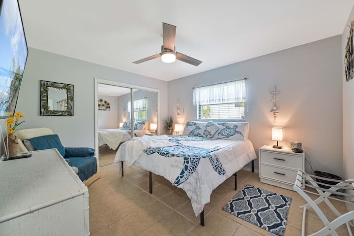 מיטת קינג סייז עם חדר אורחים שני.