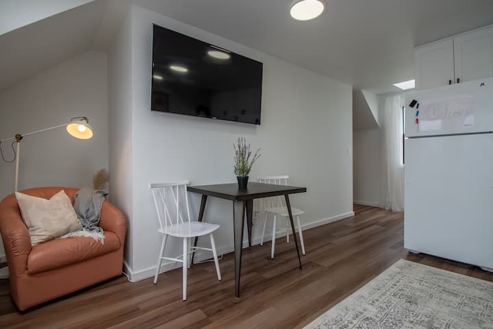 Cozy Modern Studio, Downtown Marysville - Marysville, WA