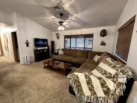 Popular Airbnb listing: Bear Claw Cabin Overgaard in Heber Overgaard