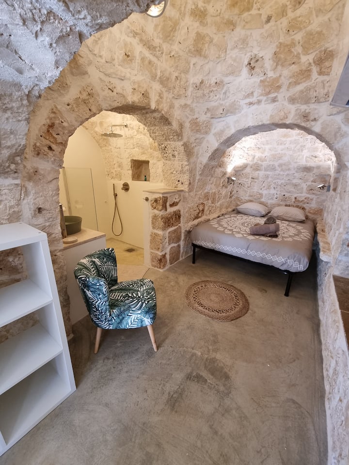 От всекидневната ще получите достъп до първата спалня с душ стая, самостоятелна тоалетна и двойно легло. 
От леглото можете да се възхитите на архитектурата на труло и типичните конуси. 