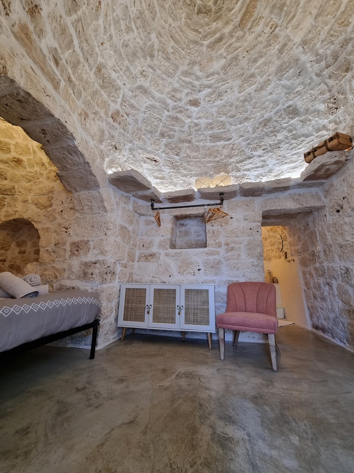 Втора спалня със самостоятелен достъп от терасата ще разполагате с баня, самостоятелна тоалетна и двойно легло. 