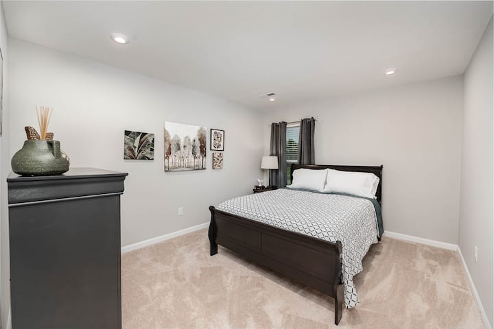 חדר השינה הזה בקומה השנייה, בגודל קווין סייז, כולל ארון ושידה גדולה לחפצים שלכם.