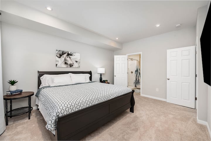 הקומה הראשונה, סוויטת הורים בגודל סוג ממוקמת ממש ליד הסלון וכוללת סוויטה משלה. 