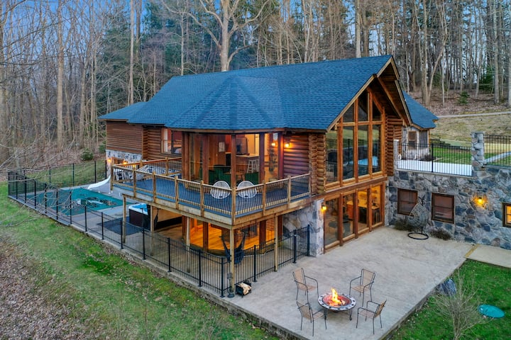 Valhalla Hills Sleeps 29 | Pool, Hot Tub, & Sauna - Villas for