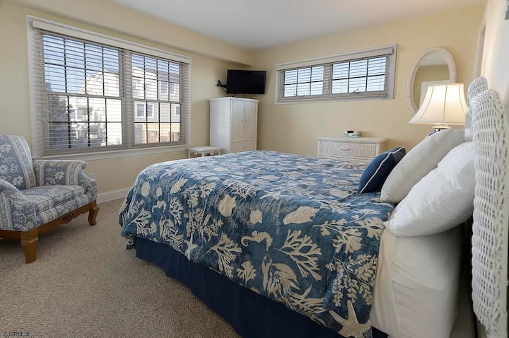 Стая с двойно легло и самостоятелна баня на 2 - ри етаж.