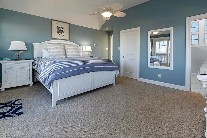 Третият етаж е изключително за апартамента на собственика. Разполага с наскоро реновирана баня и тоалетна и дрешник