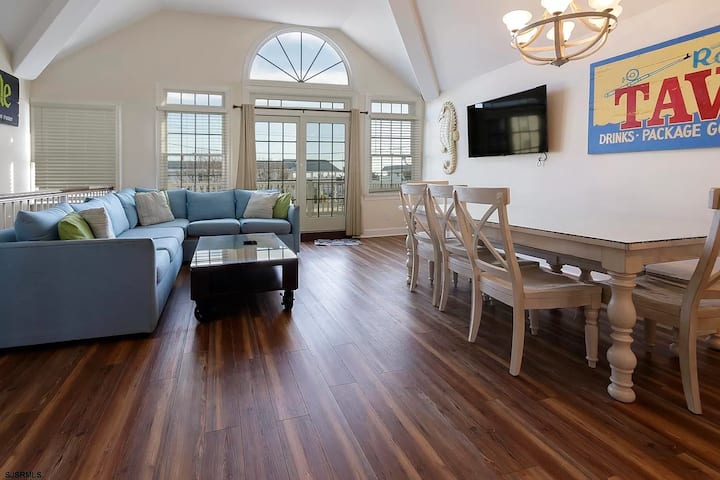 Всекидневна с плосък телевизор.