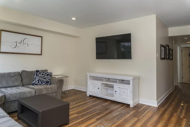 Жилищна площ на долния етаж, идеална за семейства от няколко поколения или по - големи деца!