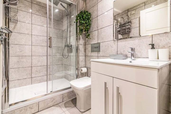 City Centre – Sleeps 20 Guests – 10 beds – 8 Rooms gallery image 3