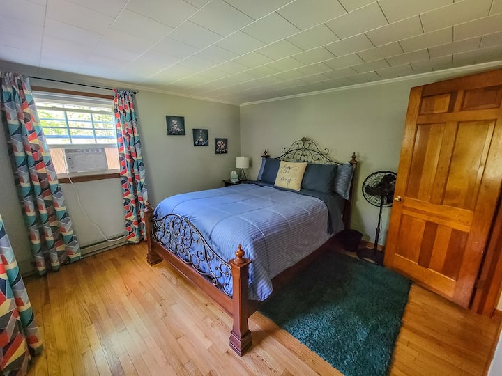 นี่เป็นห้องนอนที่เล็กกว่าของทั้งสองห้องมีตู้เสื้อผ้าในตู้เสื้อผ้าและยังมีพื้นที่เล็กๆสำหรับแขวนของ