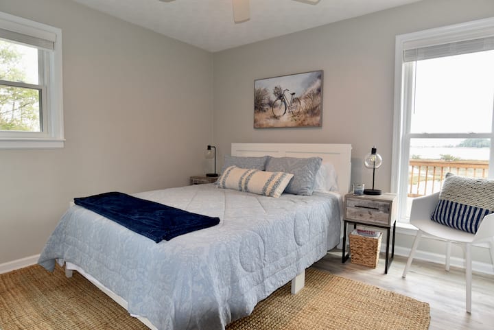 Двойна спалня с изглед към водата