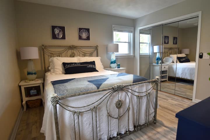 Основна спалня (двойно легло) със самостоятелна баня