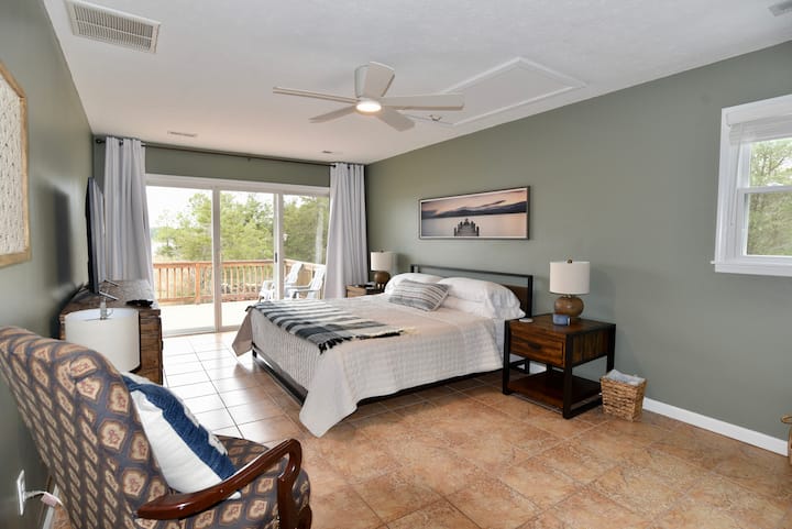 Двойна спалня с чудесен изглед към водата и тераса отвън.  Тази стая разполага и с 50 - инчов смарт телевизор