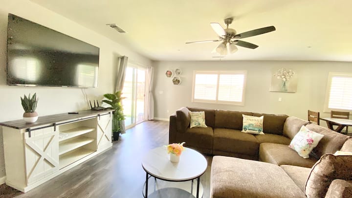 Contemporary Home With Ev Charger - Tulare, CA