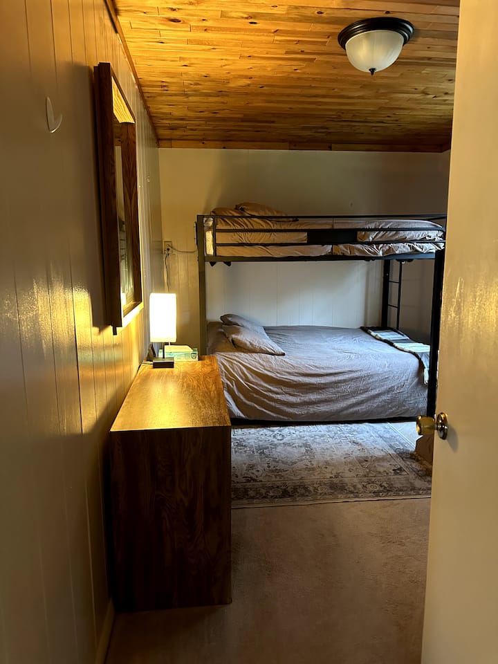 Chumba cha kulala #2- Chumba cha ghorofa, chenye vitanda 4 (malkia 1, mapacha 1 kamili , 2)