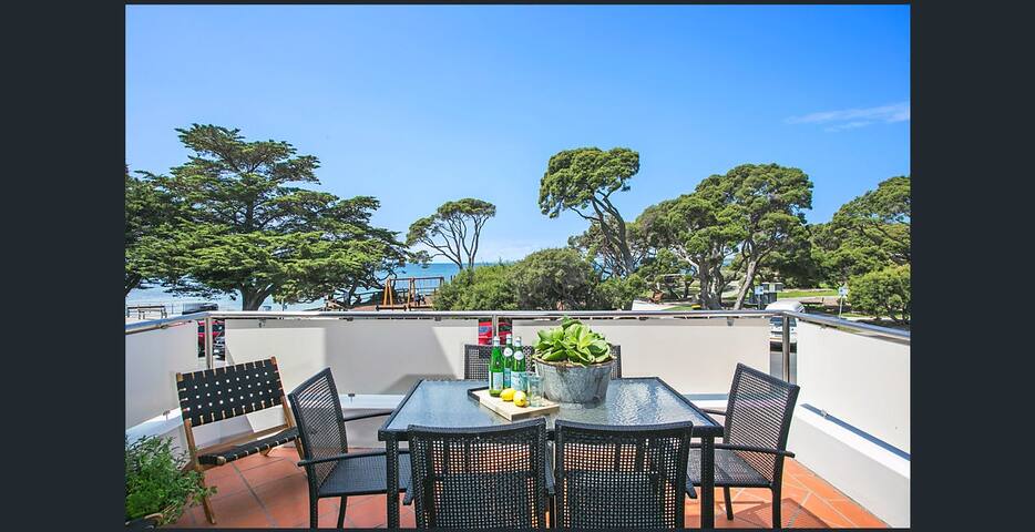 Lonnie Beach View Apartment