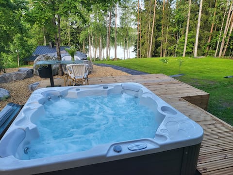 Sääksvilla with sauna, lake and jacuzzi