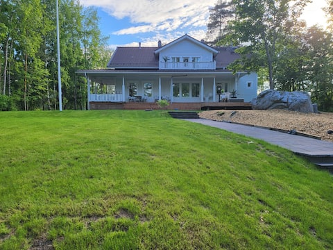 Sääksvilla with sauna, lake and jacuzzi