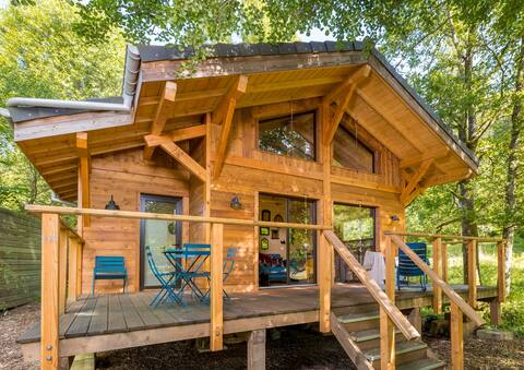 the waterfront cabin