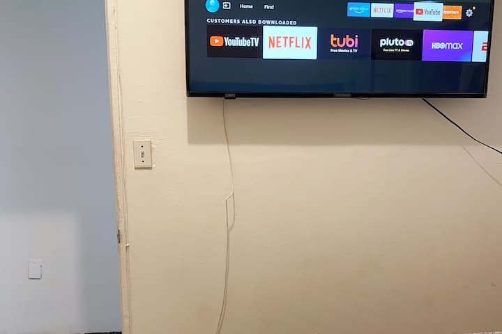 Pametni TV od 65 inča u glavnoj spavaćoj sobi