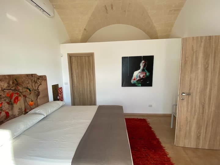 Červený apartmán má externý prístup na hlavnú terasu, turecké koberce a lampy vytvorené dizajnérom D. Chionnou najmä pre túto miestnosť.