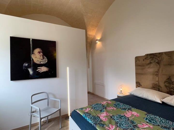 Modrá izba má výhľad na storočné olivové stromy, dômyselné s orientálnym štýlom a zároveň tak stredomorské. 