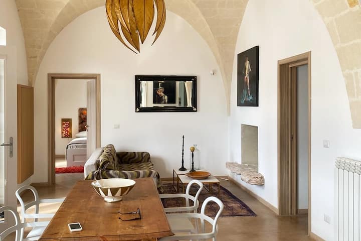 The main room is the heart of the house, kitchen, relaxation and peace in an environment full of art and light. Lots of Apulia, an international touch of refined elegance.