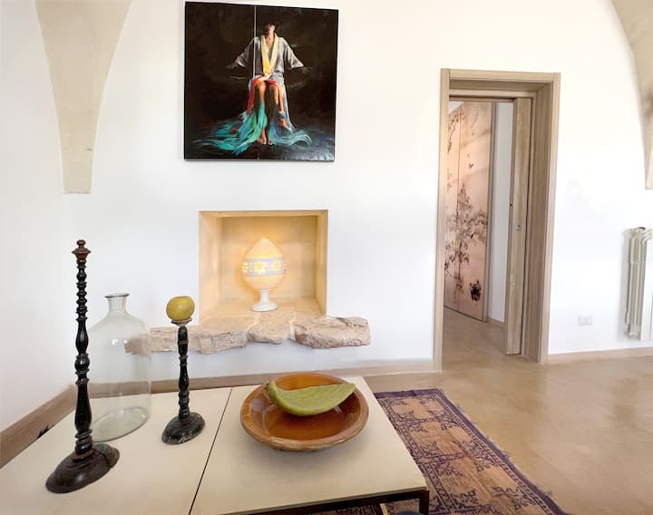 Hlavná izba je srdcom domu, kuchyne, oddychu a pokoja v prostredí plnom umenia a svetla. Veľa Apúlie, medzinárodný nádych uhladenej elegancie.