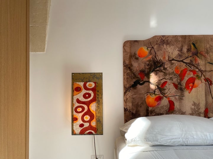 Red is the colour of life and obviously of love, the headboard inspired by Japan and of course the beauty of nature.