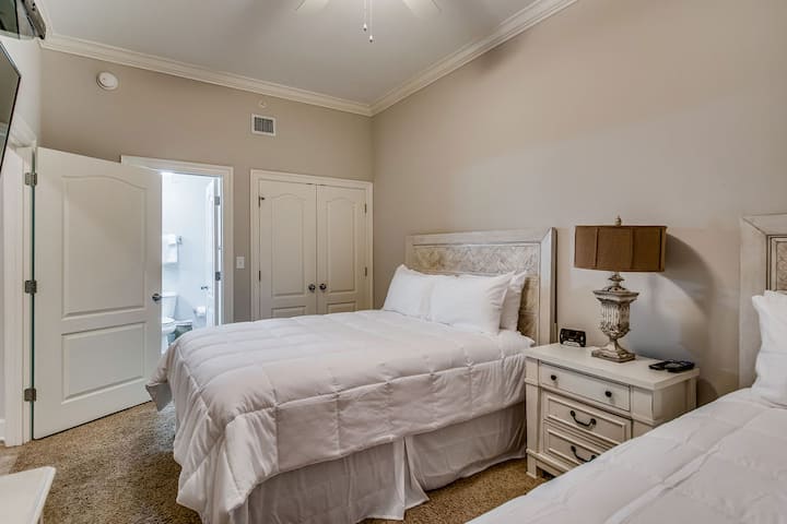 Dormitorio 3 con 2 camas tamaño queen y armario.