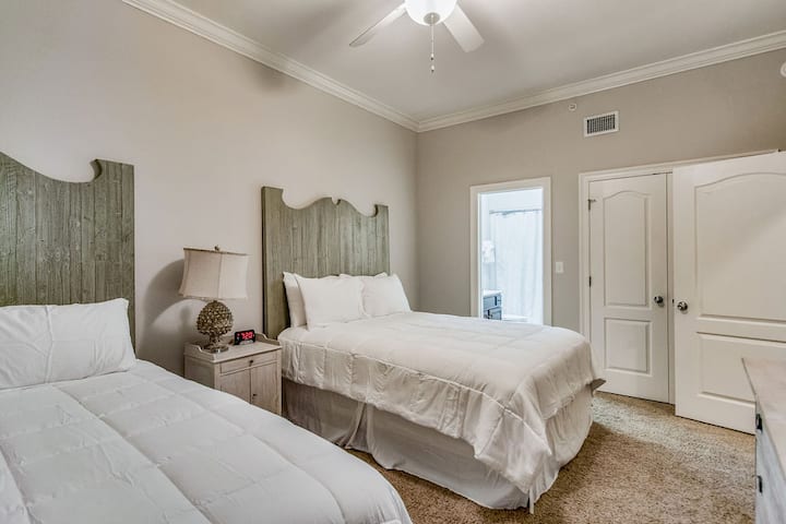 Dormitorio 2 con 2 camas tamaño queen y armario.