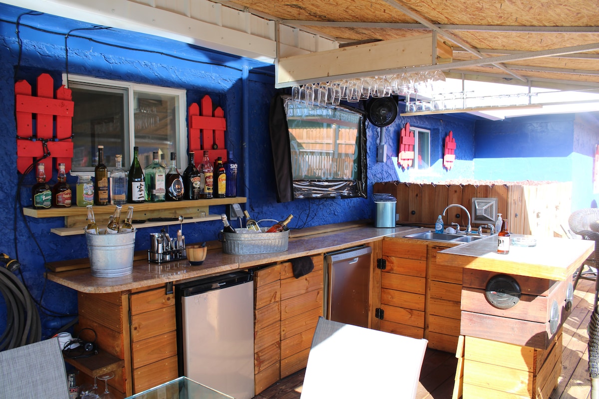 Fascinating 2 bed get away exterior TV and BBQ – Photo 3
