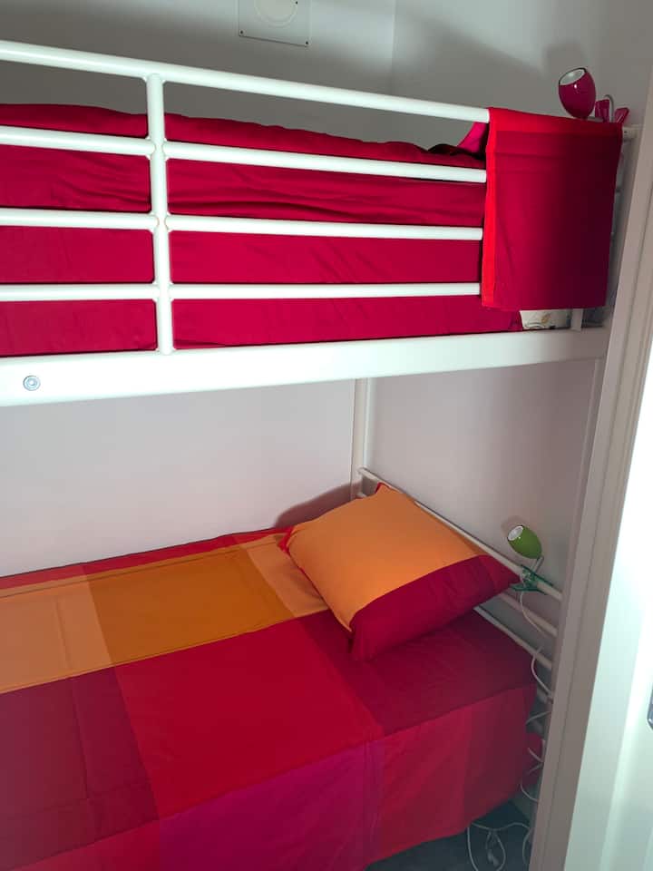 Una cabaña con literas para 2 niños o adultos. Hay una puerta que se cerrará por privacidad o tranquilidad para los niños.