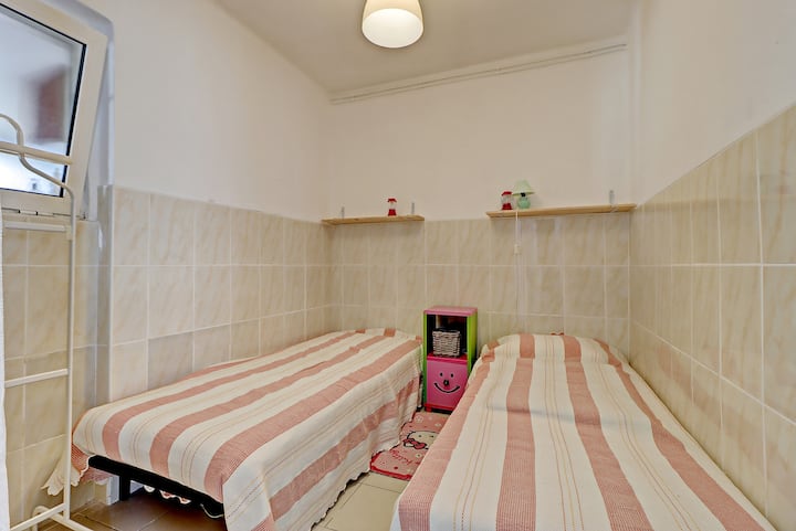 חדר שינה עם  2 90/200 מיטות, ארון עם מלתחה ואחסון