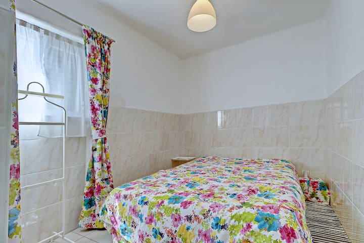 חדר שינה עם מיטה 140/200, ארון עם מלתחה ואחסון.