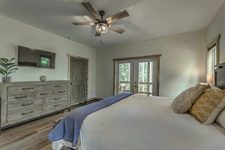 Chumba chetu cha kijivu! Kitanda cha ukubwa wa King, bafu ya chumbani, Runinga janja ya inchi 43, na ufikiaji wa moja kwa moja kwa sehemu ya nje!