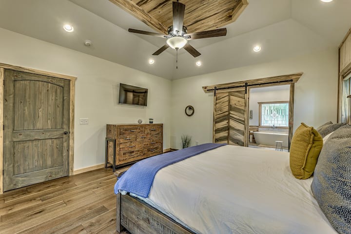 Chumba kikuu cha kulala chenye kitanda cha mfalme, bafu la kujitegemea (ikiwemo sehemu ya kufulia nguo!), bomba la mvua na beseni la kuogea linalojitegemea! 