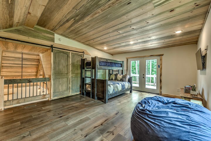 Roshani ni mahali pazuri kwa watoto ~ iliyo na vitanda vya ghorofa, godoro la ziada, begi kubwa la maharagwe, ukubwa wa maisha Jenga, michezo ya ubao, na TV janja ya inchi 43!