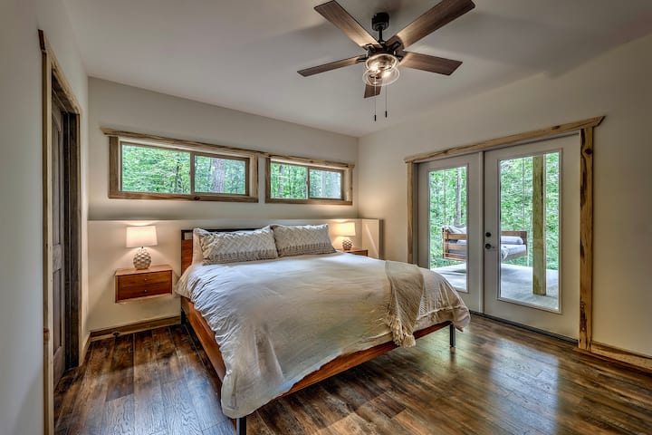 Chumba cha kulala cha tatu cha kisasa na kitanda cha ukubwa wa king, bafu ya ndani ya chumba, TV janja ya inchi 43, na ufikiaji wa moja kwa moja kwa sehemu ya nje!