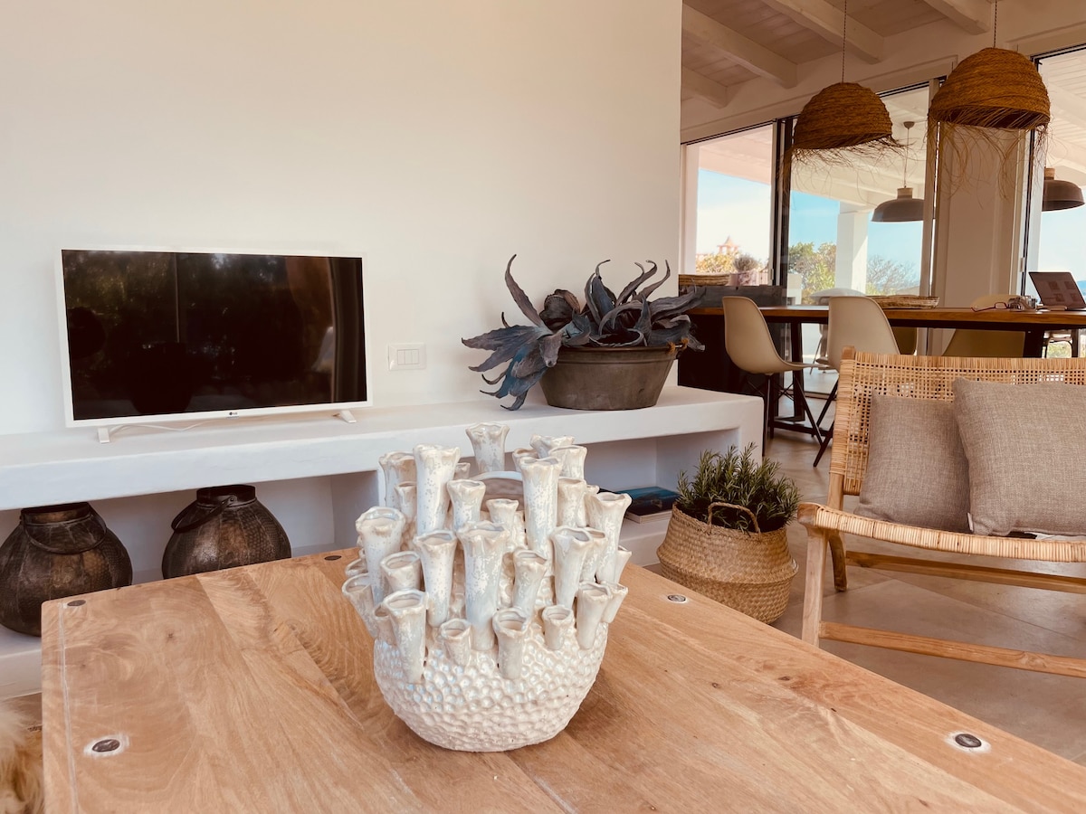 Top Airbnb: Villa Sunnai, Front beach villa with pool in Olbia