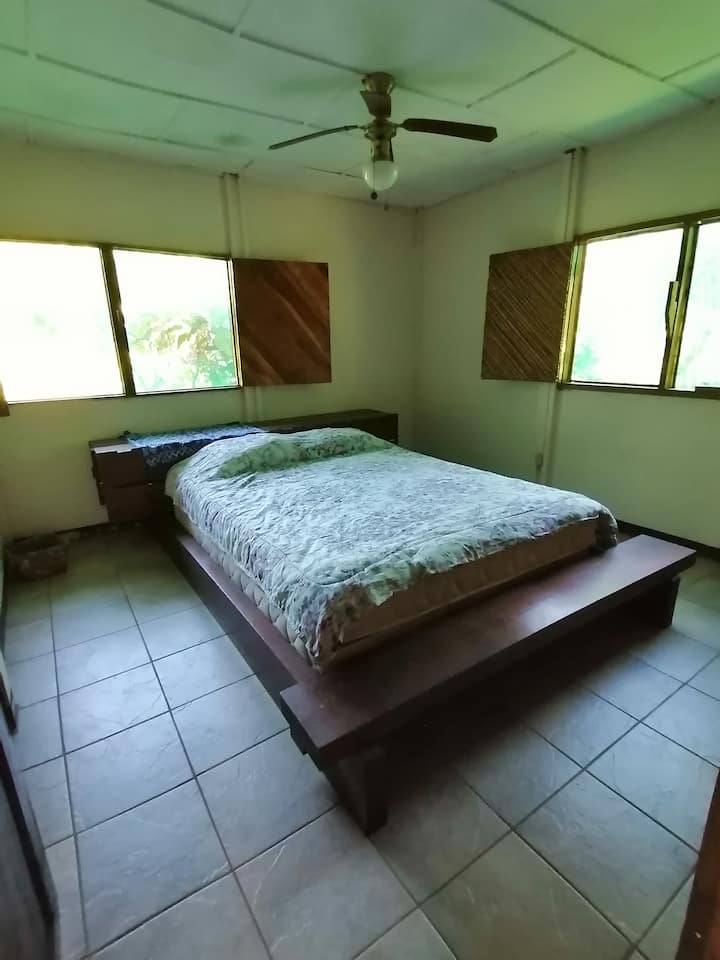 Chumba kikuu cha kulala chenye ukubwa wa "Malkia".  Ina feni kuu na mwangaza wa kutosha na uingizaji hewa wa asili.  Chumba hiki cha kulala kina ufikiaji wa bafu la kipekee.