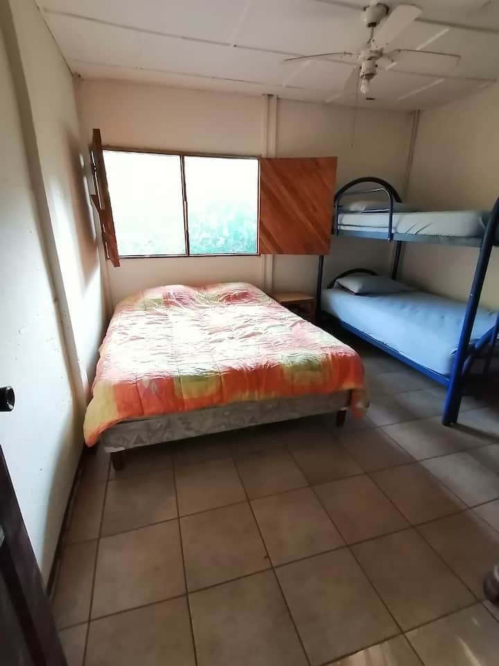 Chumba cha kulala cha pembeni mbele ya bwawa   Kitanda ni kitanda cha ukubwa wa malkia.  Dirisha linapata mwangaza wa asubuhi.  Chumba hiki cha kulala ni cha watu 4 na kinashiriki bafu na watu 4 zaidi wa chumba cha kulala kilicho karibu. 